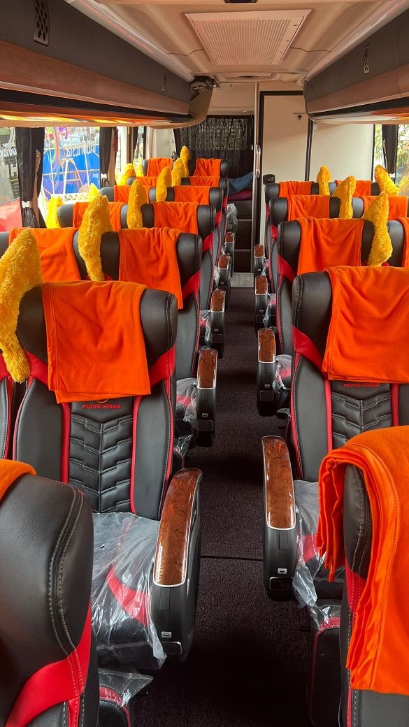 Konfigurasi jok 2–2, dilengkapi leg rest dan reclining, serta jarak luas untuk kenyamanan kaki.