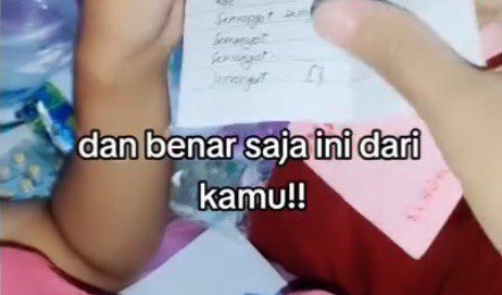 Sebuah amplop berisi surat dan uang Rp.100 ribu