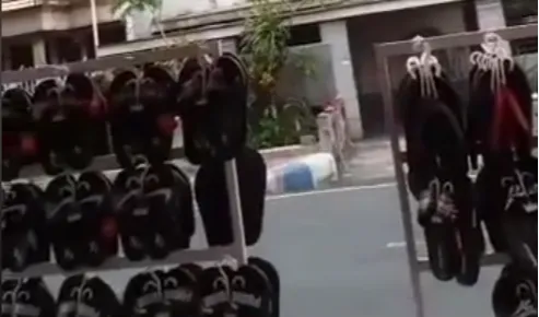 Rak Sandal Terbawa Angin Kencang