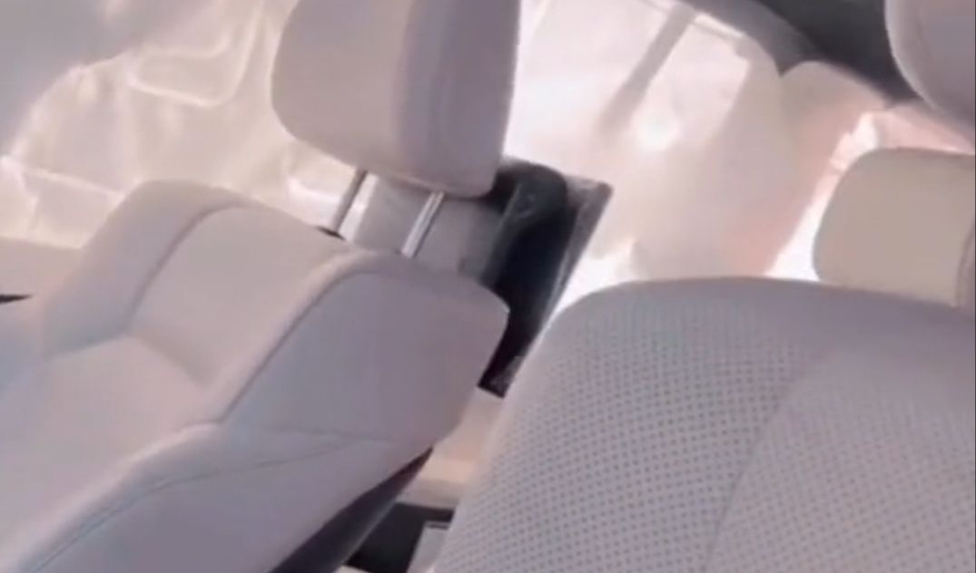Padahal jika dilihat kedalam, interior mobil masih sangat bagus dan layak pakai. Tampak kursi mobil tidak ada lecet sedikit pun.