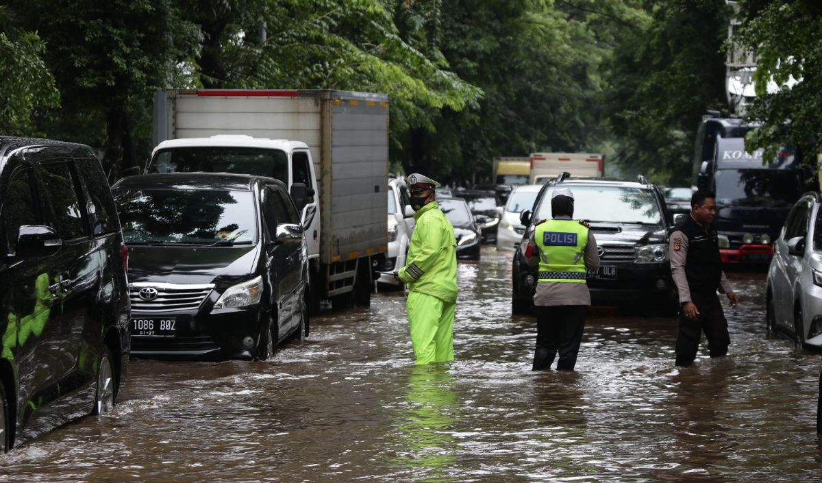 Pertama, Dinas Sumber Daya Air (SDA) mengoptimalkan pengoperasian sarana dan prasarana pengendali banjir.