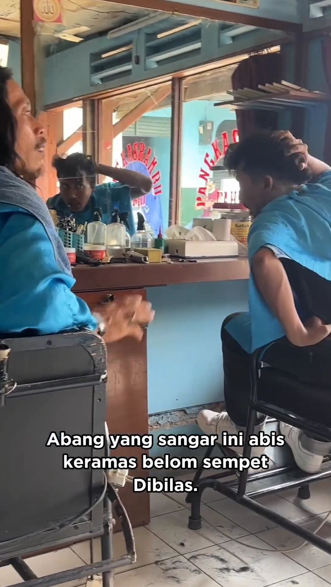 Momen Ngakak Token Listrik Tukang Pangkas Tiba-Tiba Habis Saat Customer Baru Dicukur Setengah, Penampilannya Aneh Banget