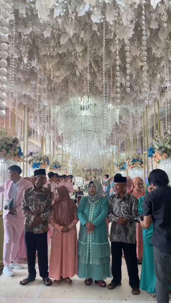 Tak hanya mempelai, Pengunjung juga berseragam kopak layaknya dalam acara pernikahan