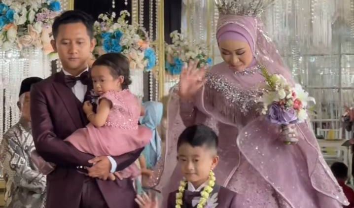 Busana ibu tersorot warganet