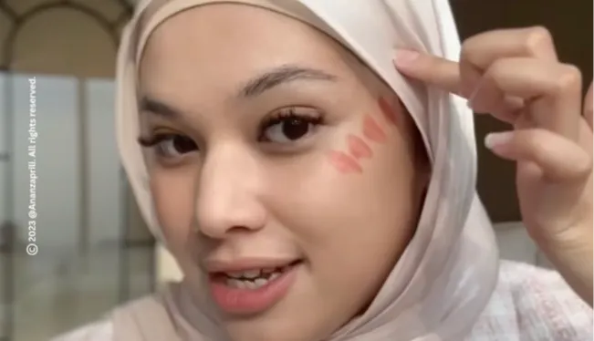 Aplikasikan Blush Secara Diagonal