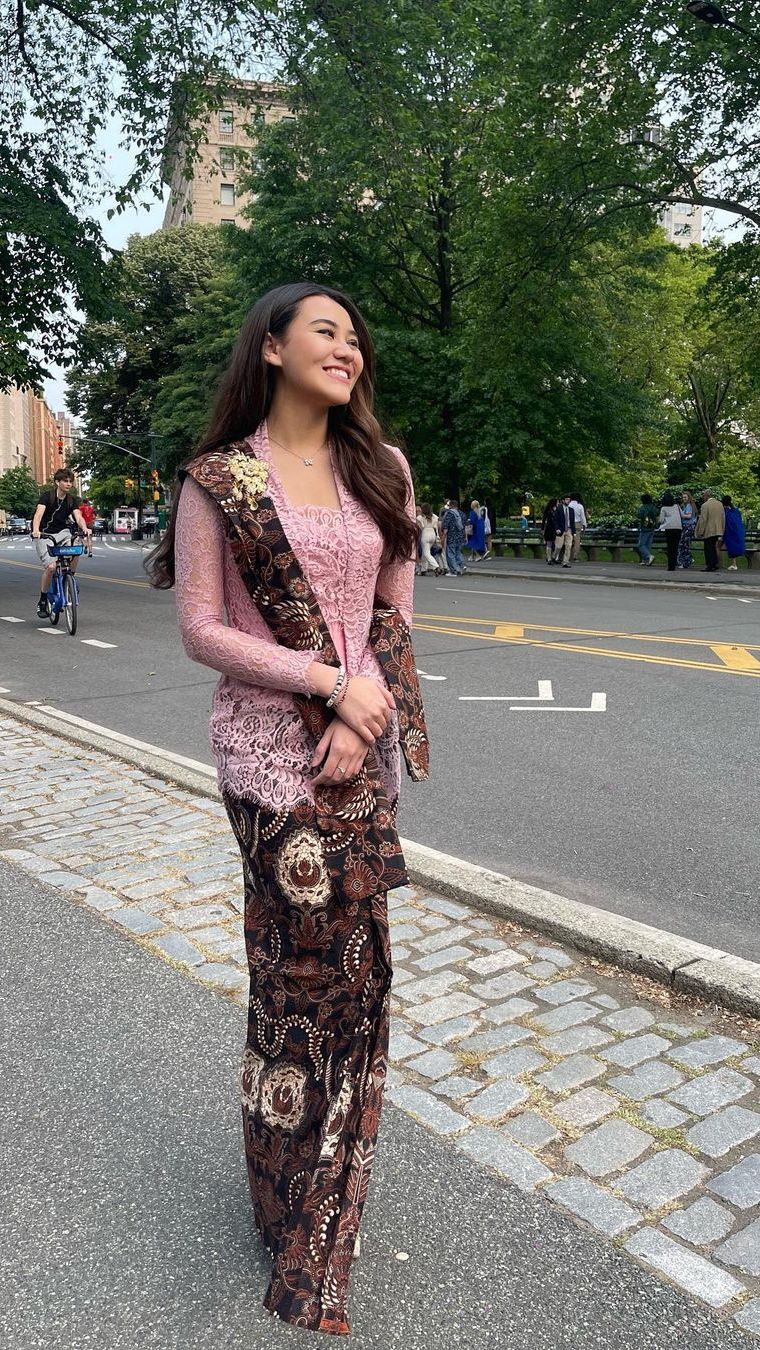 Saat mengenakan kebaya pun penampilannya begitu anggun dan cantik. Ia pakai kebaya ini kala hadir di wisuda sang kakak.