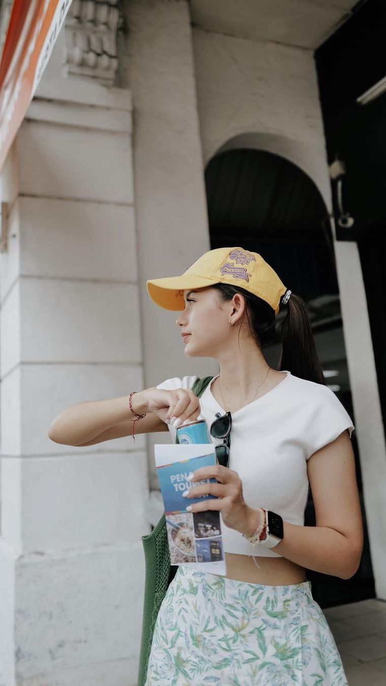 Dikenal kalem, Sarah juga punya gaya yang modis dan kekinian, lho! Ia memadukan kaos dengan rok pendek lengkap dengan topi. Kece abis!