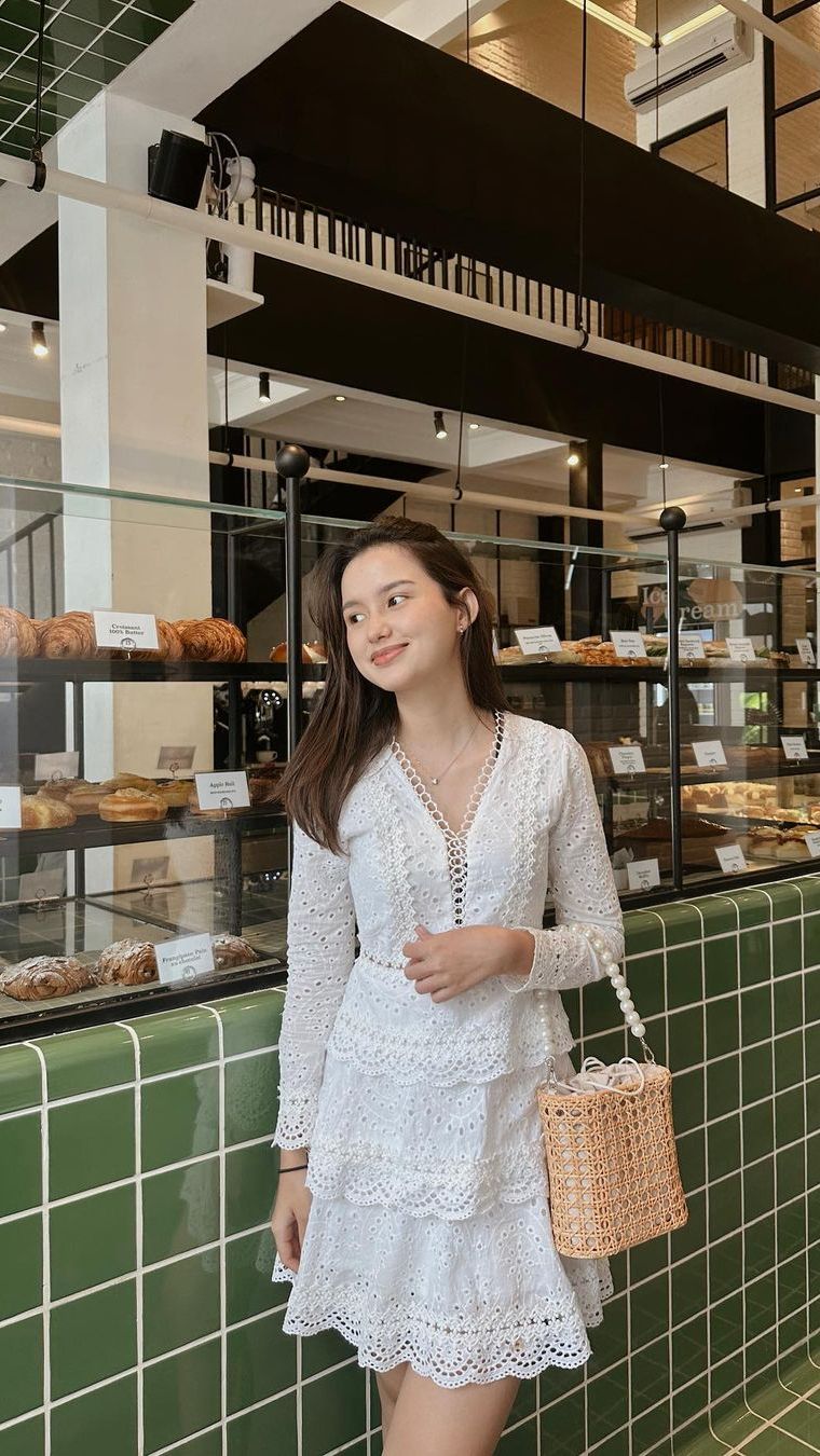 Gayanya yang anggun kerap disanjung bak wanita bangsawan. Sebab, Sarah memang berasal dari keluarga terpandang dan kaya raya di Bali.