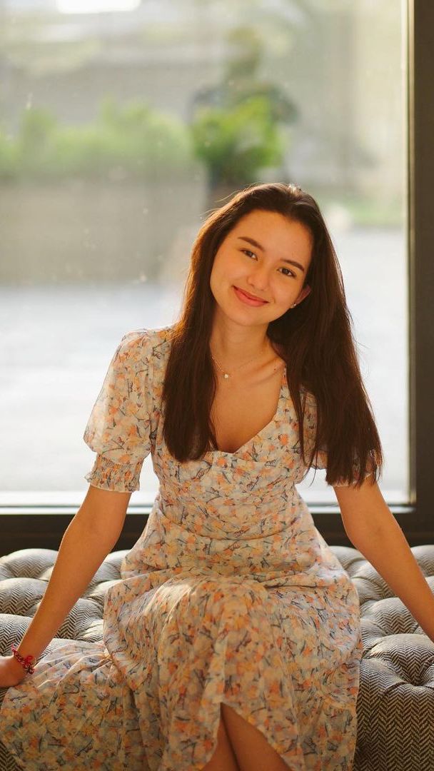 Meskipun modis, Sarah tak pernah mengenakan pakaian terbuka. Malah cenderung tertutup dan sopan. Meski begitu penampilannya sangat cantik!
