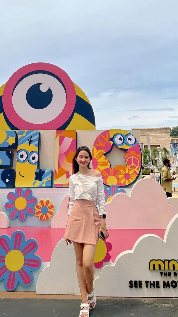 Gayanya yang kekinian dan anak muda banget sering membuat Sarah menjadi panutan dalam OOTD lho!