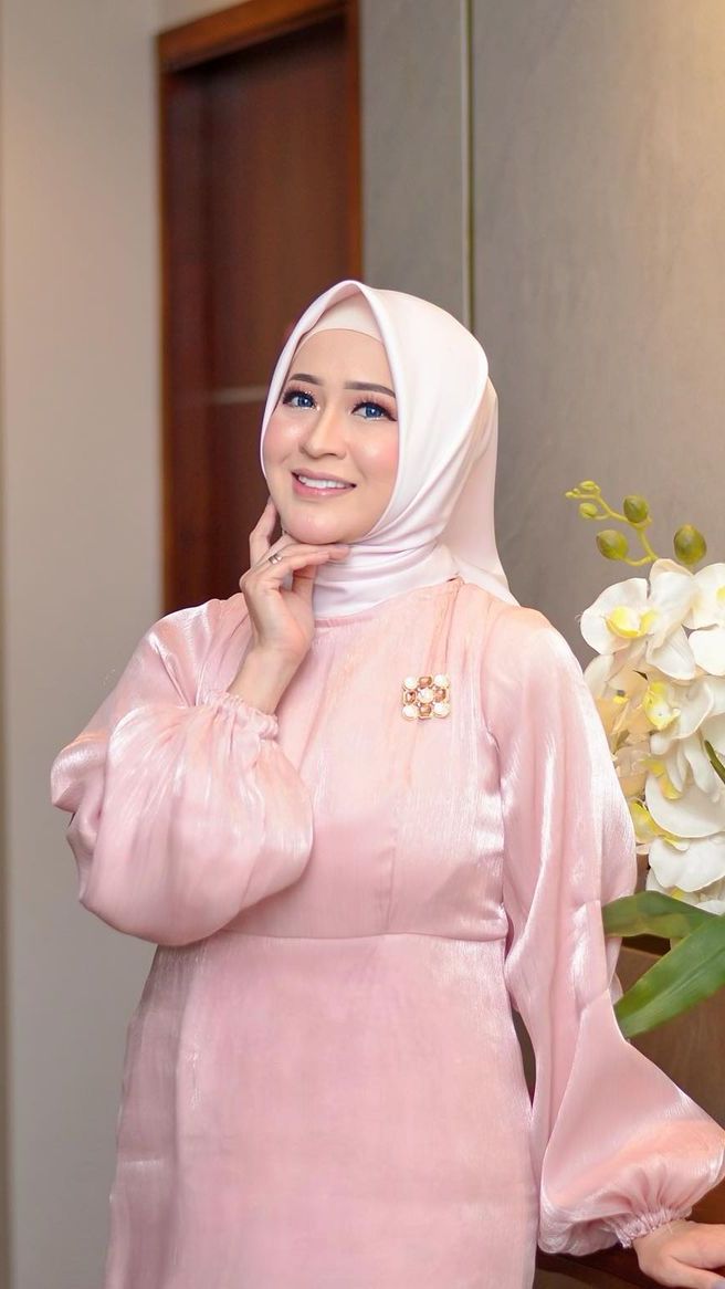 Diselingkuhi Suami, 8 Potret Okie Agustina Ibu 4 Anak yang Makin Cantik dan Awet Muda