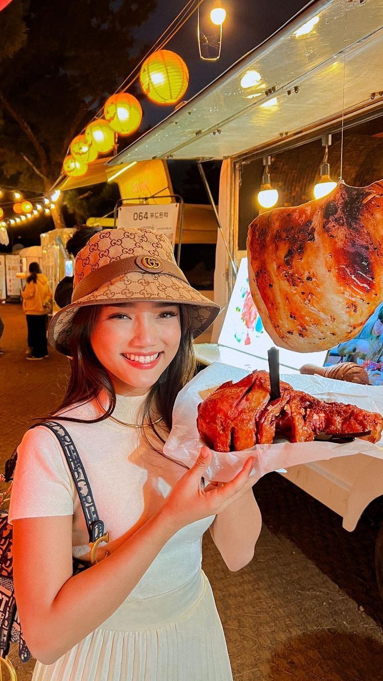 Fuji juga menjajal berbagai kuliner yang ada di Korea.
