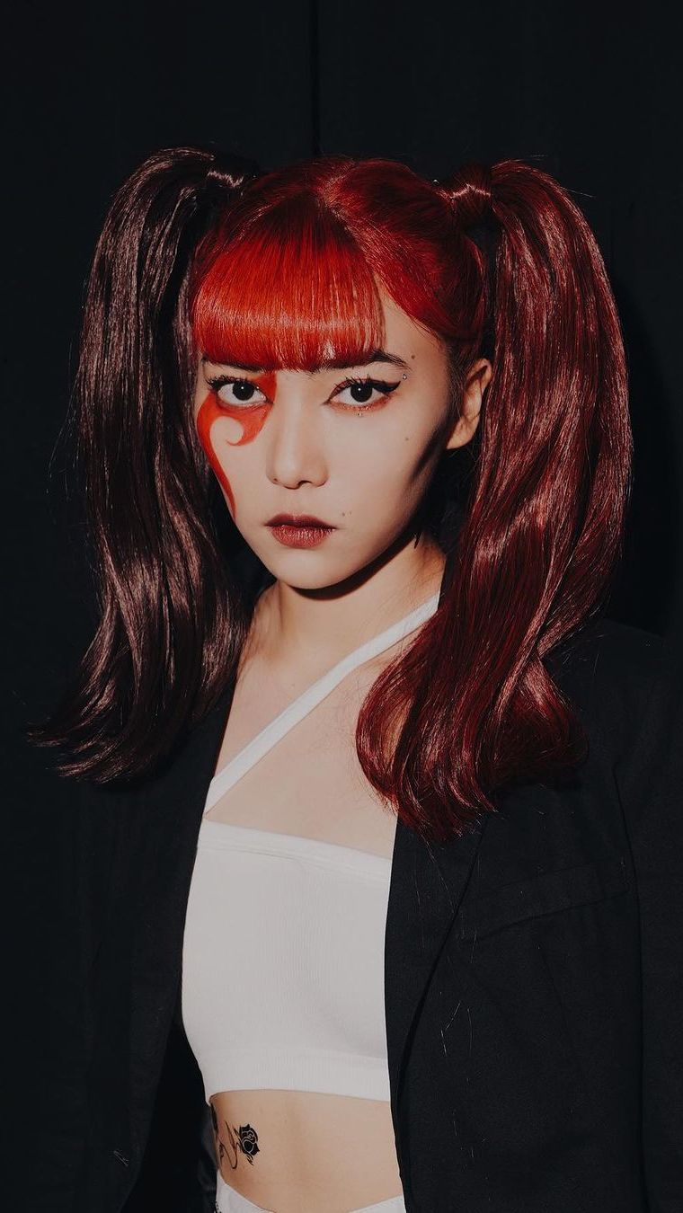 Rambut Kuncir Dua dengan Full Merah