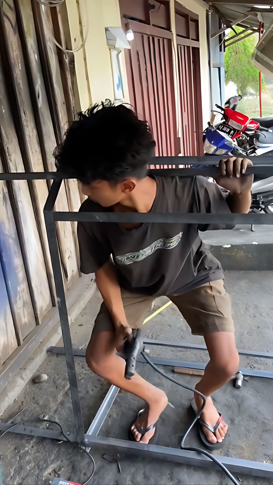 Bikin Ngakak! Video Tukang Las Terlalu Fokus Ngelas Sampai Nggak Sadar Kepalanya Tersangkut