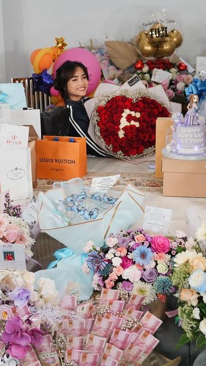 10 Potret Fuji Unboxing Kado Ulang Tahun, Mawar 100 Tangkai dari Asnawi Mangkualam?