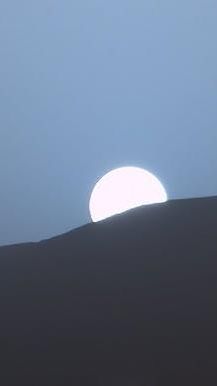 Cantiknya Pemandangan Langit Planet Merah Ketika Sunset