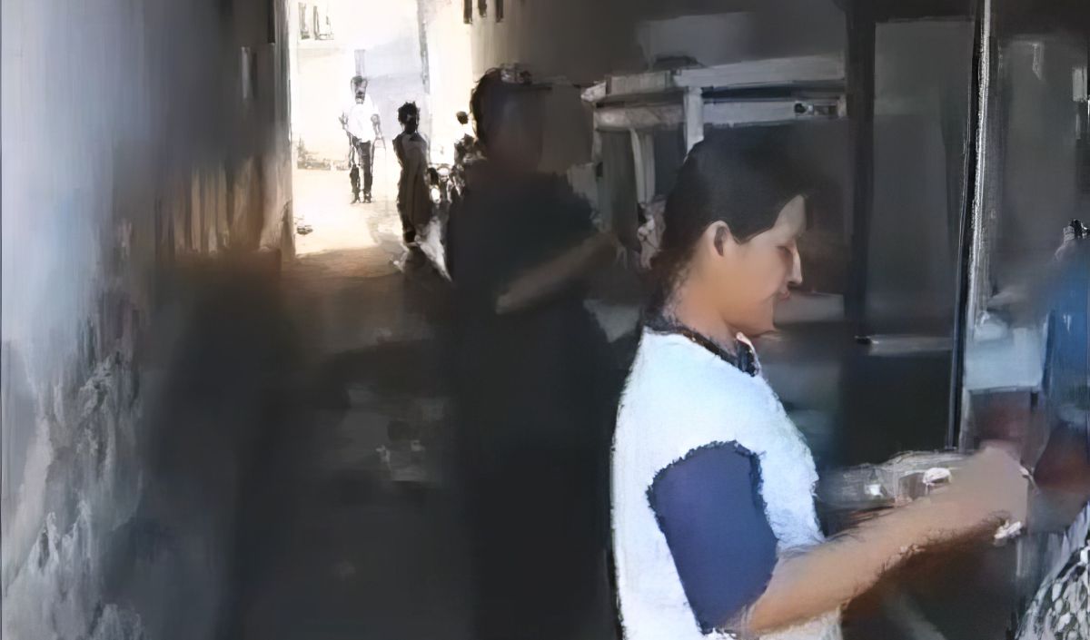 Hiruk Pikuk Pedagang Makanan di Lorong Bangunan