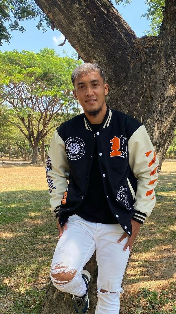 Saat di luar lapangan Gunawan sering tampil stylish