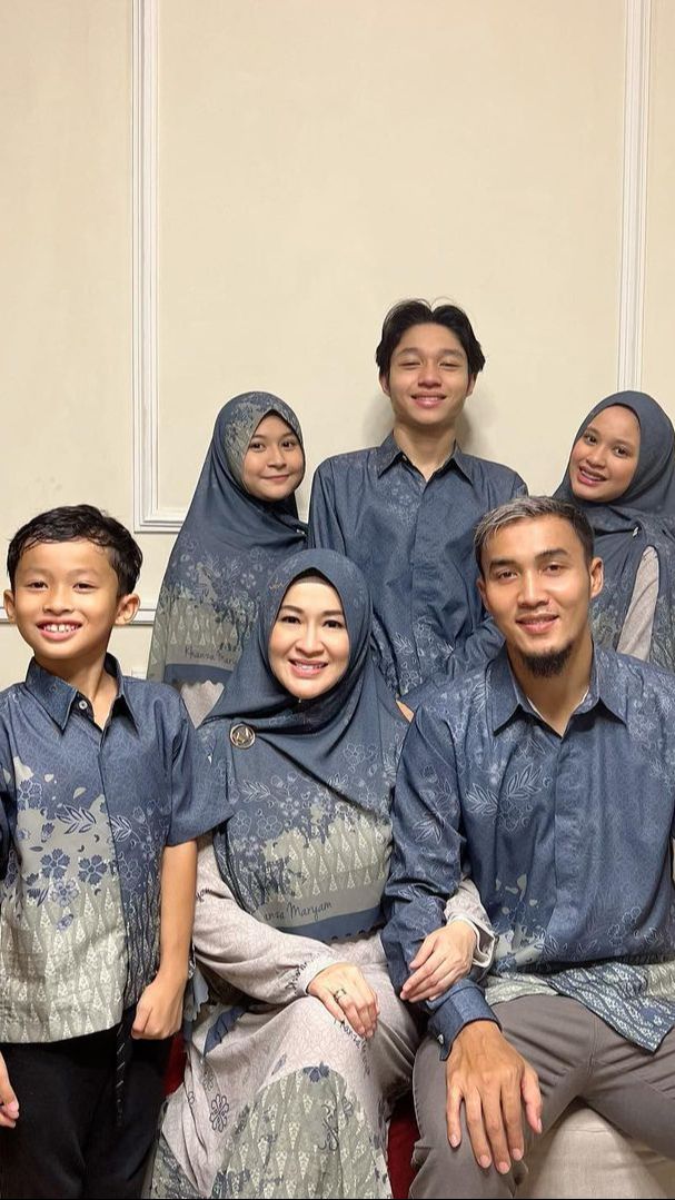 Merayakan Lebaran, Gunawan mengunggah potret foto keluarga lengkap.