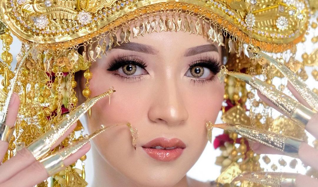 <b>Model Makeup</b>