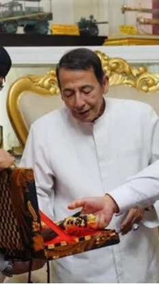CEK FAKTA: Hoaks Video Gibran Beri Amplop ke Habib Luthfi Saat Sungkem <br>