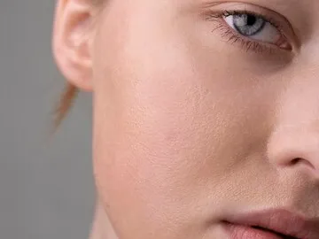 Dengan memilih produk skincare yang mengandung kombinasi kandungan-kandungan di atas, kamu dapat meningkatkan kelembapan dan kesehatan kulit keringmu.