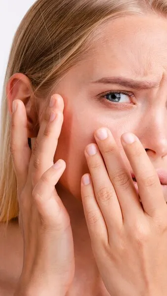 Jangan lupa untuk selalu konsultasi dengan ahli dermatologi untuk mendapatkan saran yang lebih spesifik sesuai dengan kondisi kulitmu.