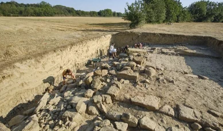 Pintu gerbang terungkap selama penggalian di Danau Ullastret oleh tim Museum Arkeologi Catalonia dan SPAHI, berlangsung dari 6-30 Juni 2023, sekitar 120 km timur laut Barcelona.