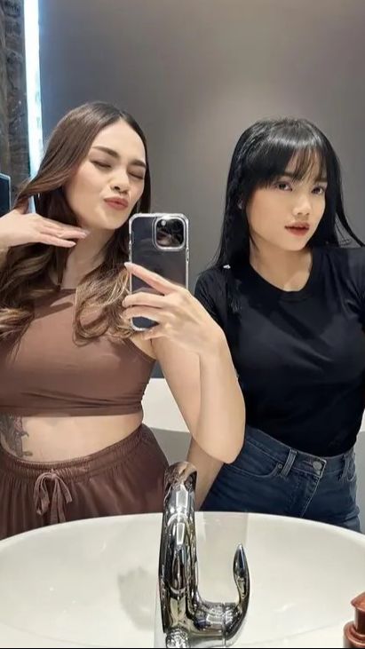 Fuji dan Violenzia dikenal memiliki selera dan gaya fashion yang serupa, terlihat seperti saudara kandung yang sesungguhnya.