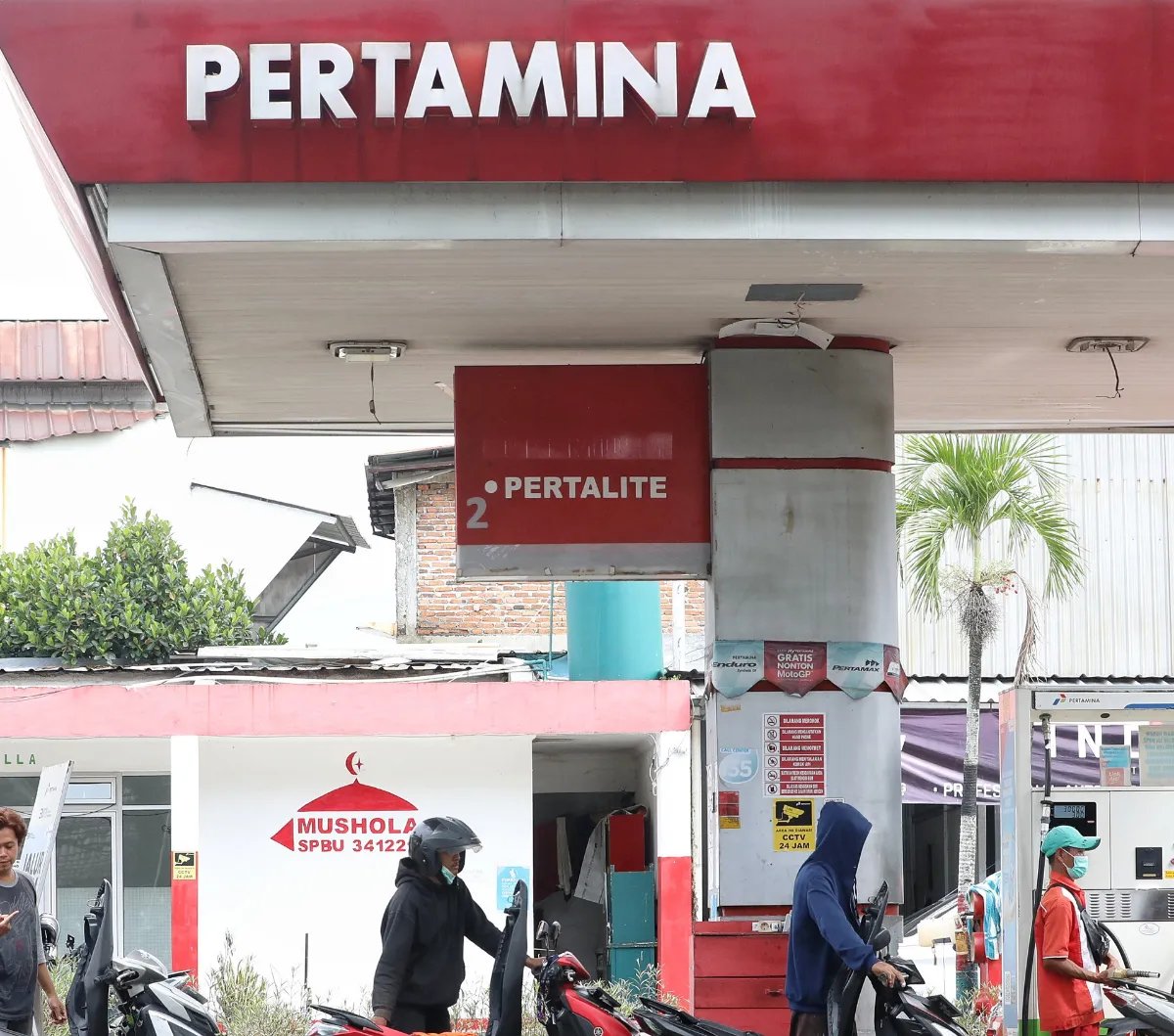 Untuk jenis Dexlite kini dibanderol Rp15.550 per liter sebelumbya Rp15.950 per liter dan Pertamina Dex turun jadi Rp16.200 per liter dari sebelumbya Rp17.750 per liter.