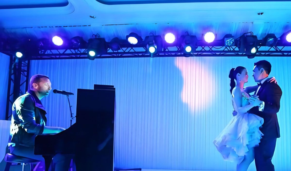 Chris Martin Jadi Wedding Singer