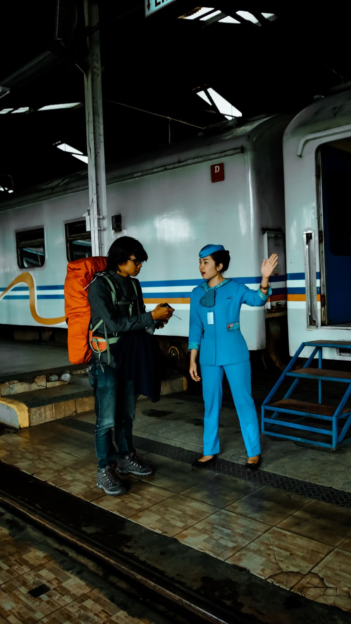 Gaya Elegan Pramugari Kereta Bisnis Tahun 1974: Bikin Kesengsem, Auto Nggak Mau Turun