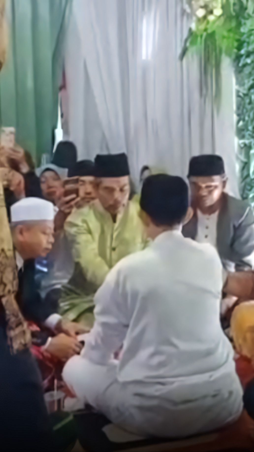 Pernikahan Sesama Jenis Gemparkan Warga Cianjur, Netizen Kaitkan dengan Banyaknya Bencana di Daerah Itu.