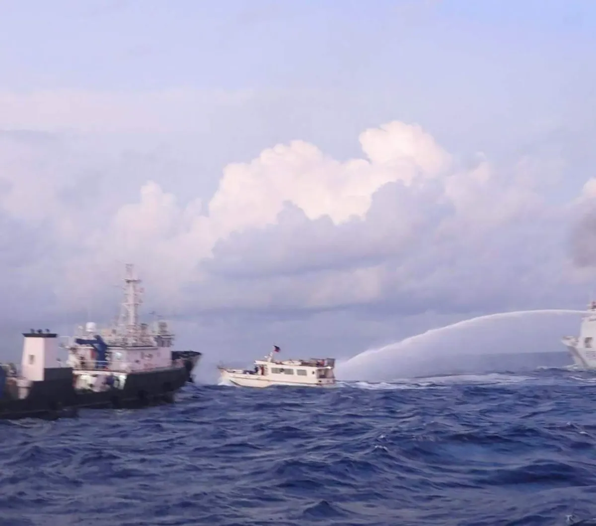 FOTO: Laut China Selatan Memanas, Kapal Penjaga Pantai China Tabrak ...