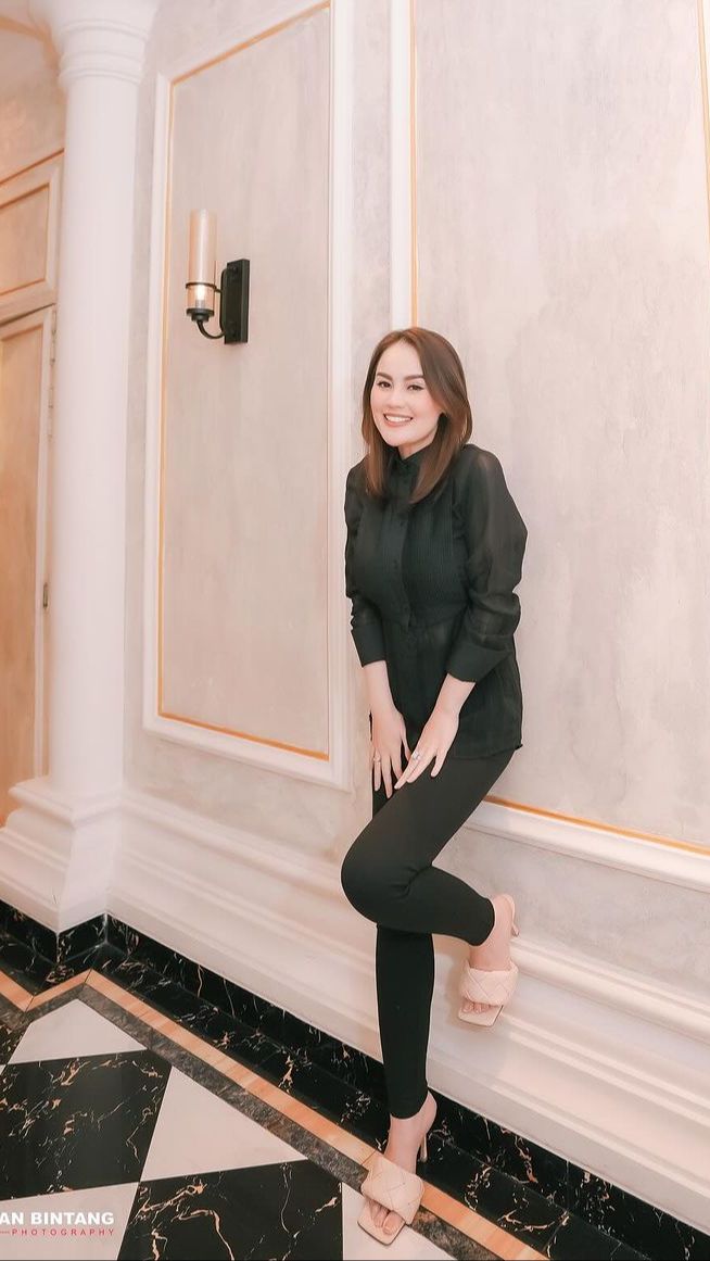 Potret Jennifer Dunn Tampil Berani Pakai Gaun Backless, Tato di Punggung Jadi Sorotan
