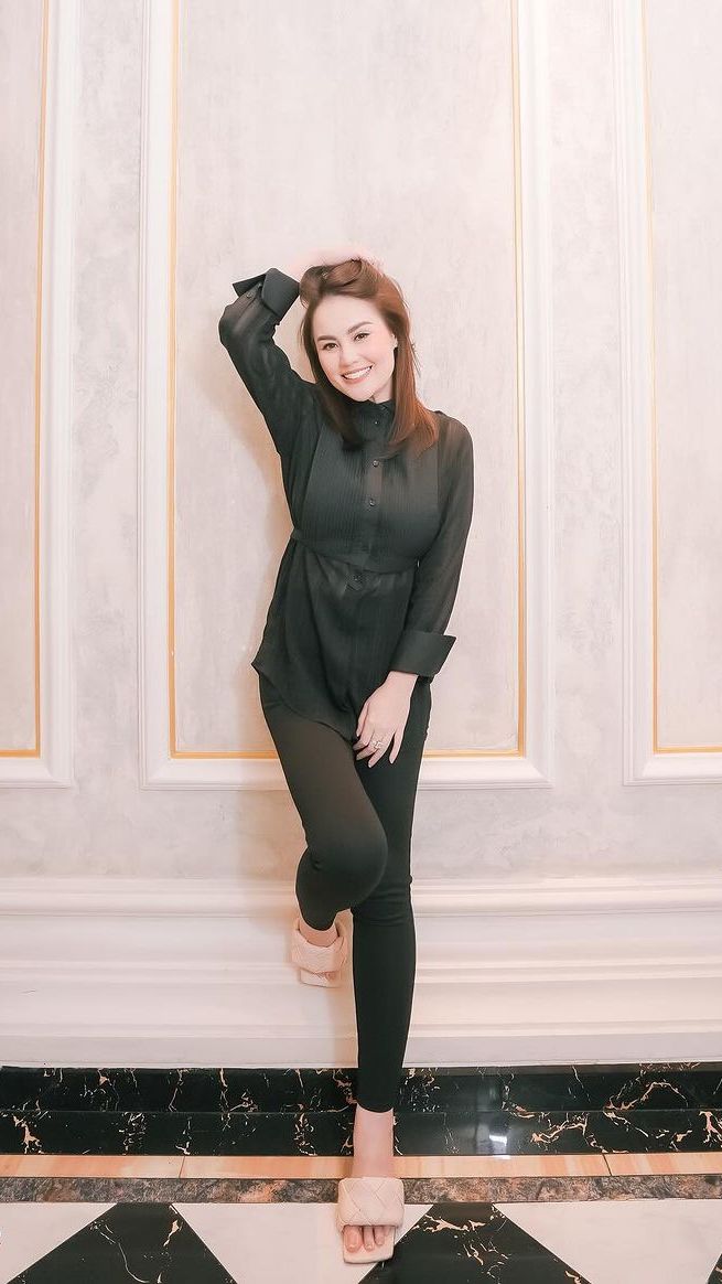 Jennifer kini jadi istri seorang pebisnis, Faisal haris yang juga sedang nyaleg.