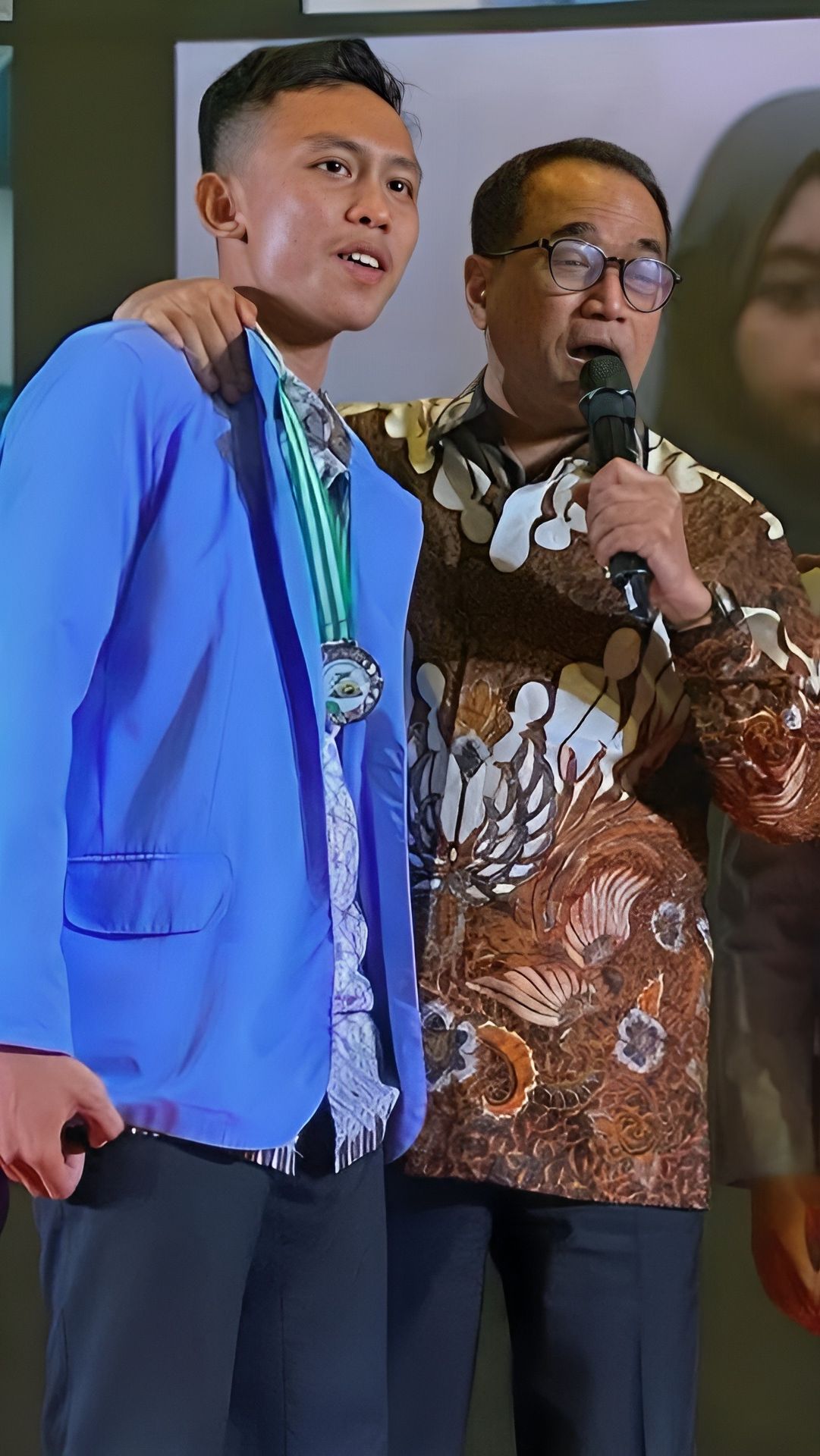 Tangis Menhub Budi Karya Lihat Putra Driver Gojek Lulus Kuliah