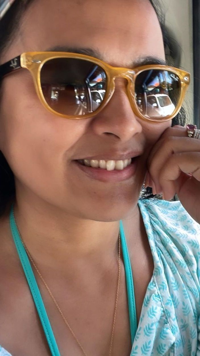 Meski tinggal di Singapura, Sarah masih bolak balik ke Jakarta untuk menjalani syuting.