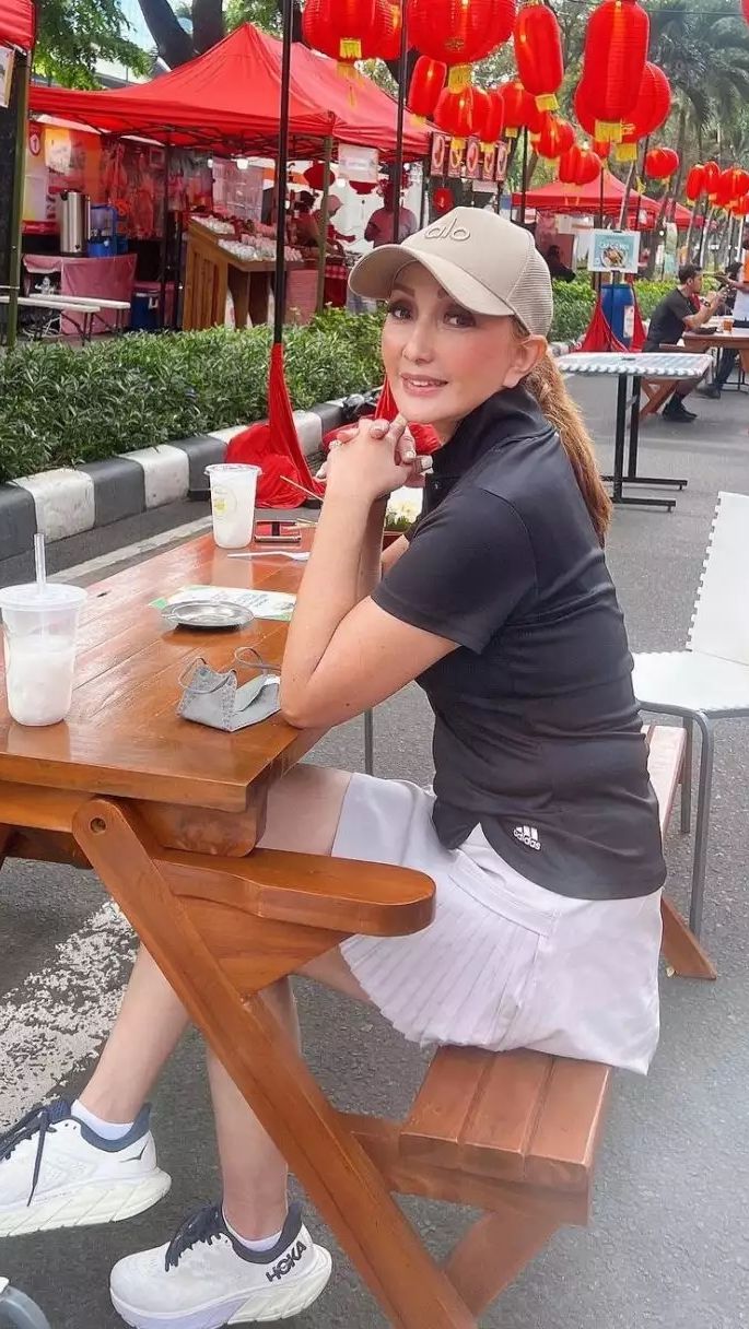 Pasalnya, wajah dan tubuhnya seakan tak menua mulus tanpa tanpa keriput.