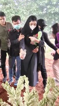 Momen Pilu Pemakaman 4 Anak Korban KDRT di Jagakarsa, Tangis Ibunda Sambil Peluk Boneka Kesayangan