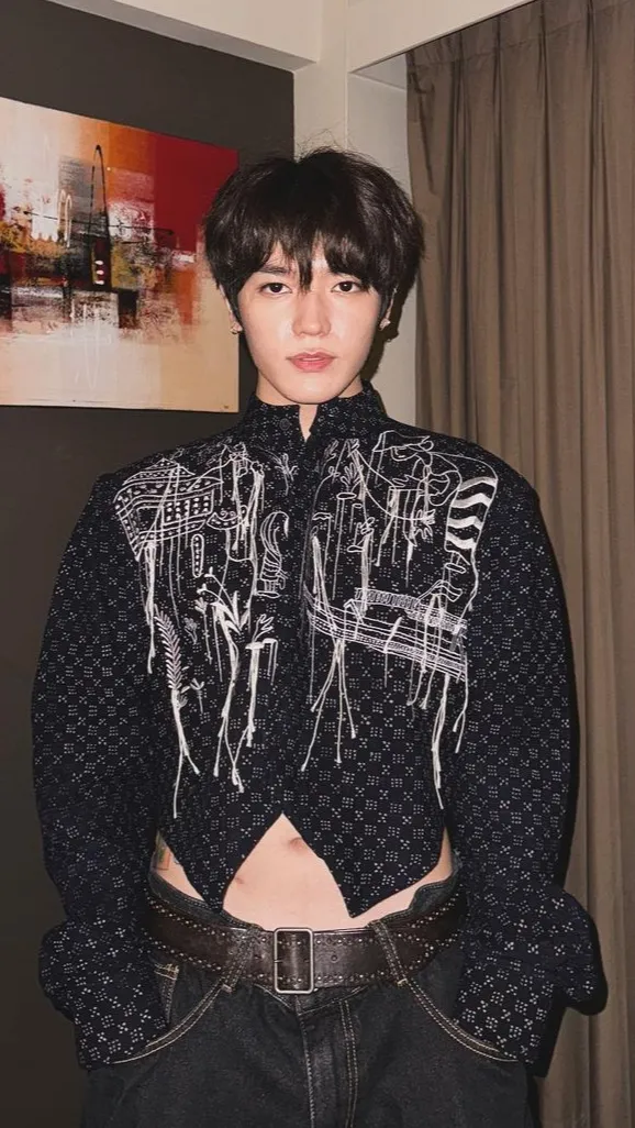 Potret Taeyong NCT Pakai Baju Batik Rancangan Desainer Indonesia