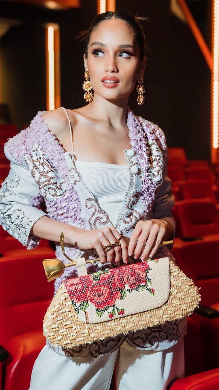 Cinta Laura dikenal sebagai publik figur yang kerap tampil stylish dan cantik. Ia merupakan bule blasteran Jerman.