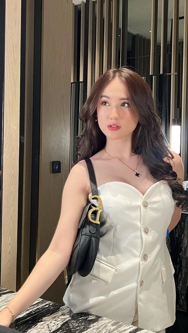 Sementara kekasih Al Ghazali ini merupakan keturunan Inggris. Dua-duanya berparas cantik ya!