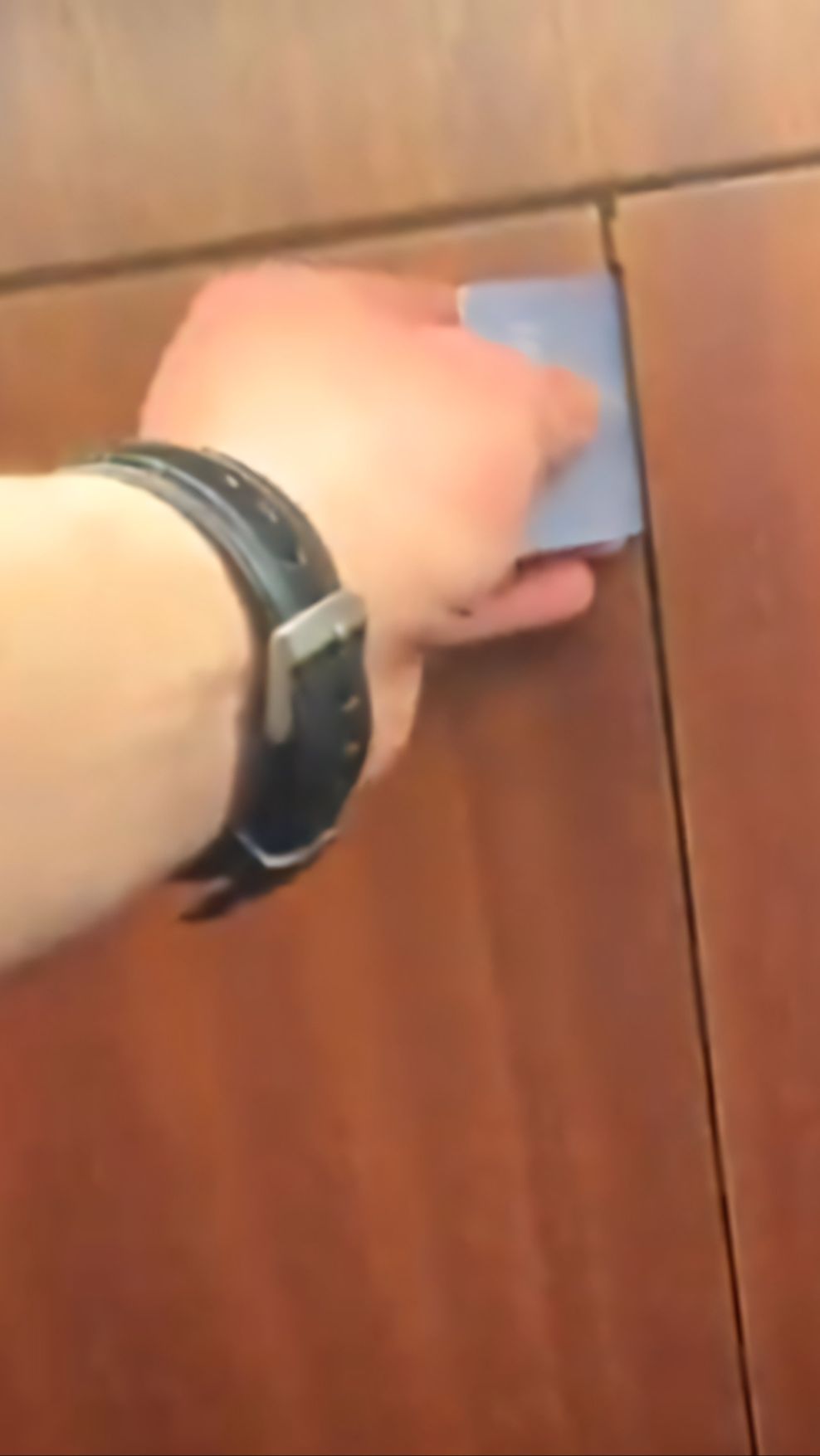 Tamu Hotel Ketakutan Saat Temukan PIntu Rahasia Menuju Ruang Misterius di Balik Lemari Pakaiannya