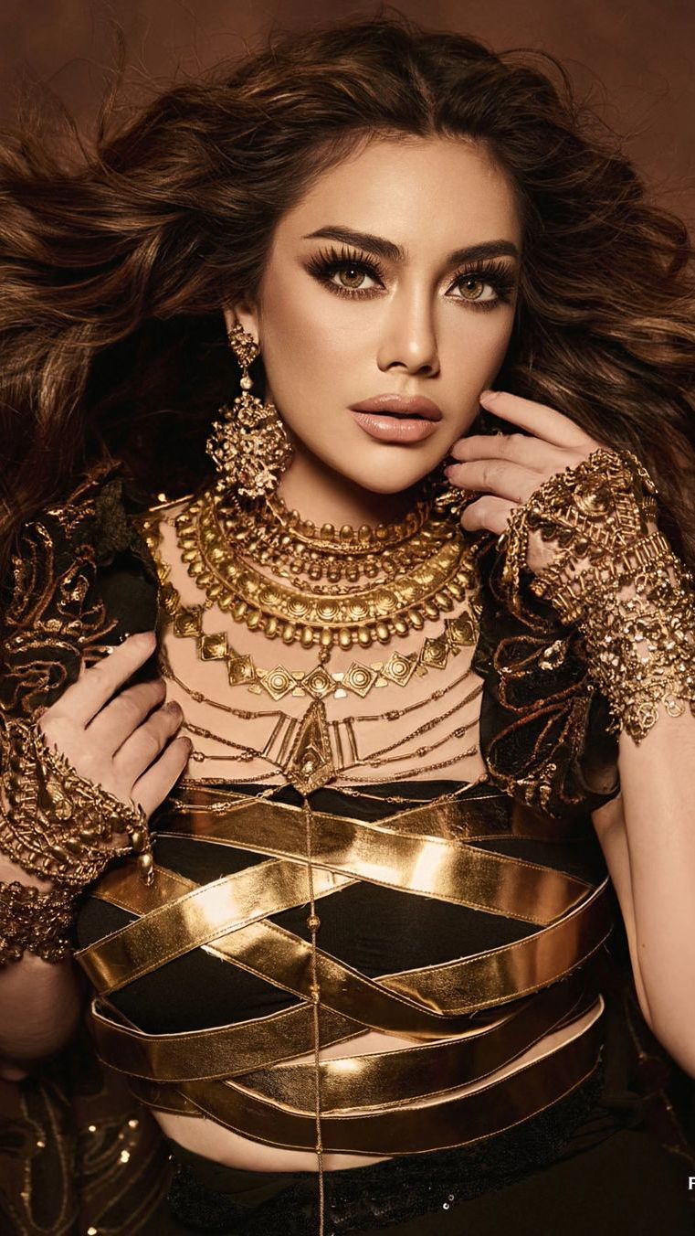 Outfit dan Aksesori Serba Gold
