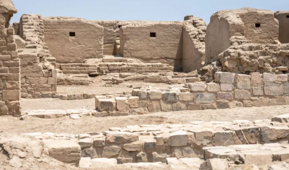 Penemuan ini terjadi di sekitar Lima, di situs arkeologi Pachacamac, yang terkait dengan budaya Wari. Kuburan-kuburan ini berasal dari periode antara tahun 800 hingga 1100, ketika Kekaisaran Wari sedang melakukan perluasan wilayahnya.