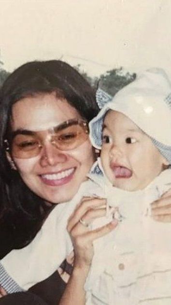 Parasnya saat muda pun begitu mirip dengan putri-putrinya sekarang.