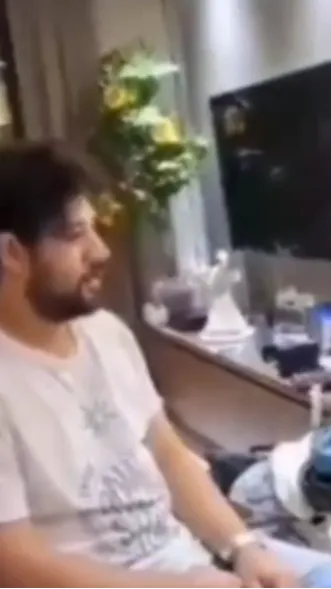 Ini penampakan Ammar Zoni saat ditangkap, ia terlihat santai mengenakan t-shirt putih dan celana pendek jeans.