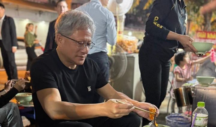 Makan Santai di Pinggir Jalan