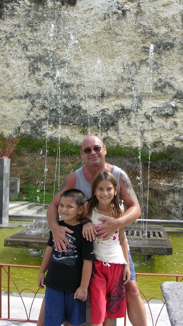 Inilah potret masa kecil Irish Bella dan adiknyaSean Ivan De Beule saat berada di Bali, dari kecil Irish sudah terlihat cantik.
